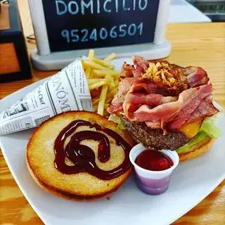 Buey Lechuga, tomate, cheddar, cebolla crujiente, bacon y salsa bbq