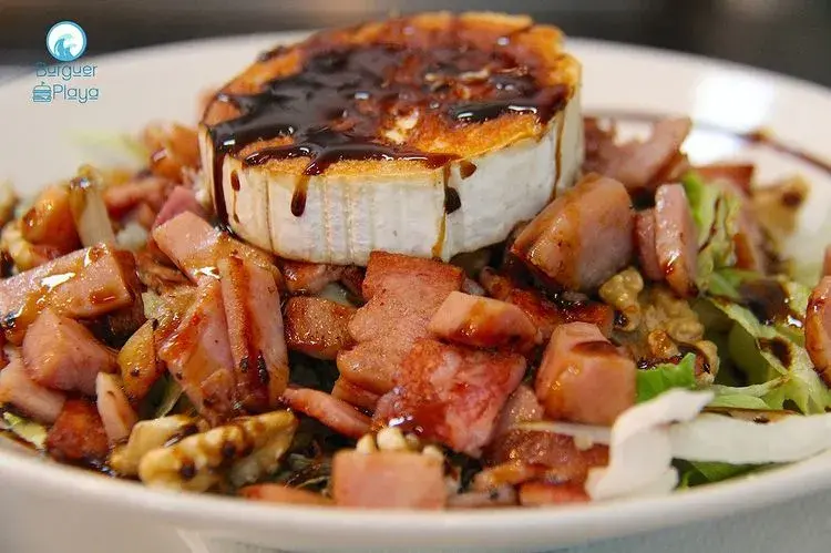de bacon lechuga, bacon, nueces, queso cabra, salsa miel y mostaza