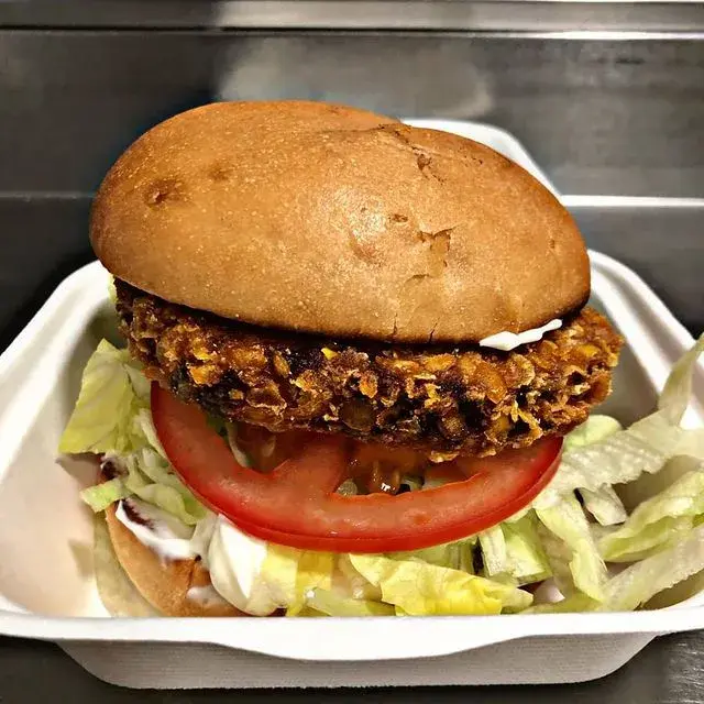 Crispy burguer Lechuga, tomate, pollo crispy y mayonesa