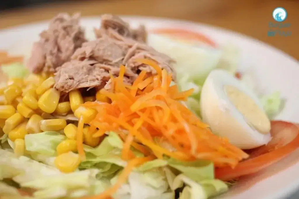 De la Huerta lechuga, tomate, cebolla, maíz, atún, huevo cocido, zanahoria