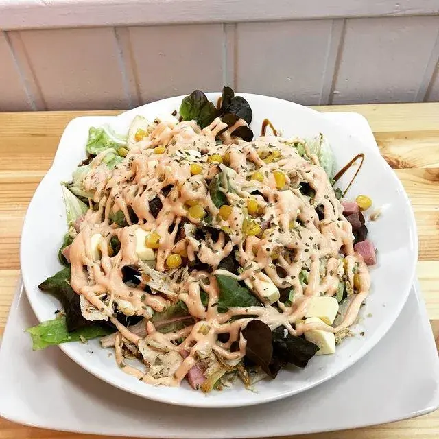 De pollo lechuga, jamón, pollo, queso, maíz, manzana y salsa yogurt
