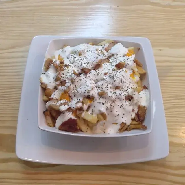 Patatas kebab, bacon o pollo Mix de quesos, carne y salsa yogurt