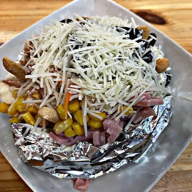 Playa Mayonesa, jamón, maiz, pollo, aceitunas negras, zanahoria, atún y queso