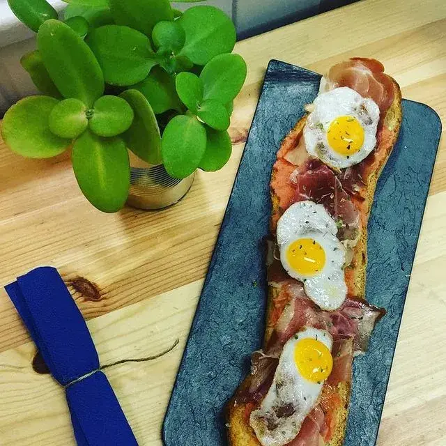 Huevos de codorniz Bacon o serrano con tomate "refregao"