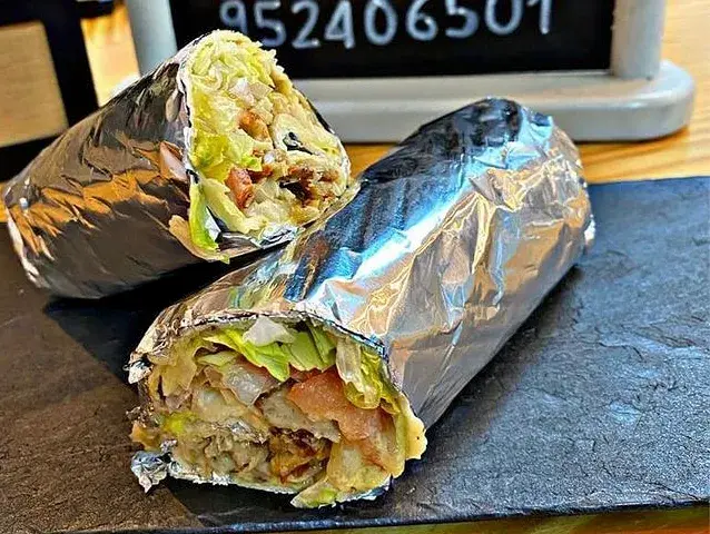 Rollo kebab Lechuga, tomate, cebolla, carne kebab, salsa yogurt