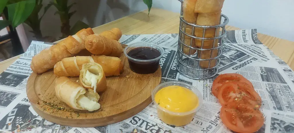 Tequeños triple queso Tequeños de triple queso x5 unidades mas salsa a elección 