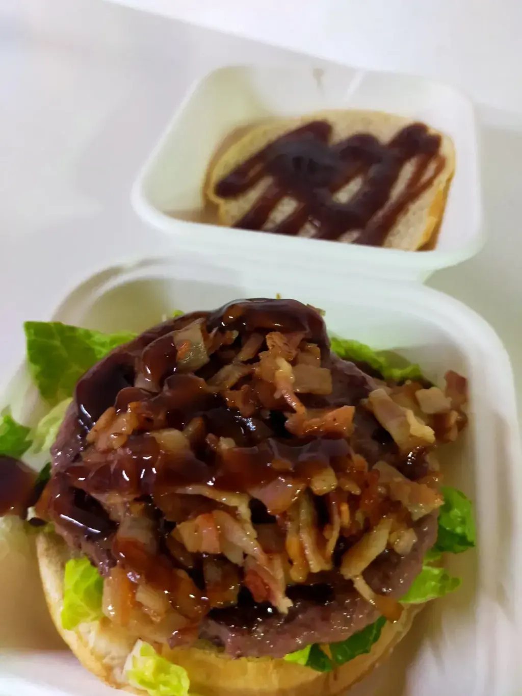 The walking dead ternera, lechuga, queso, beicon y salsa barbacoa