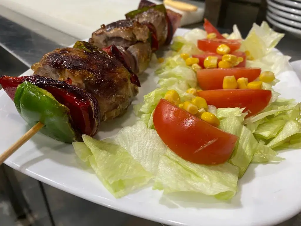 Brochetas de pollo o cerdo Guarnicion (patatas y pimientos asados)