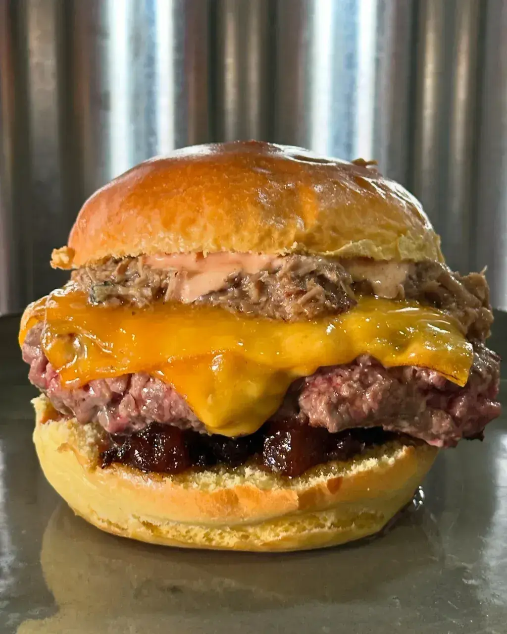 Burger mes de Abril y Ruta de la Tapa 🍞Pan Brioche
🥓Mermelada de Panceta 
🥩Carne Madurada
🧀Queso cheddar
🐽Pulled Pork Casero a nuestro rollo
🥫Salsa tasty casera
