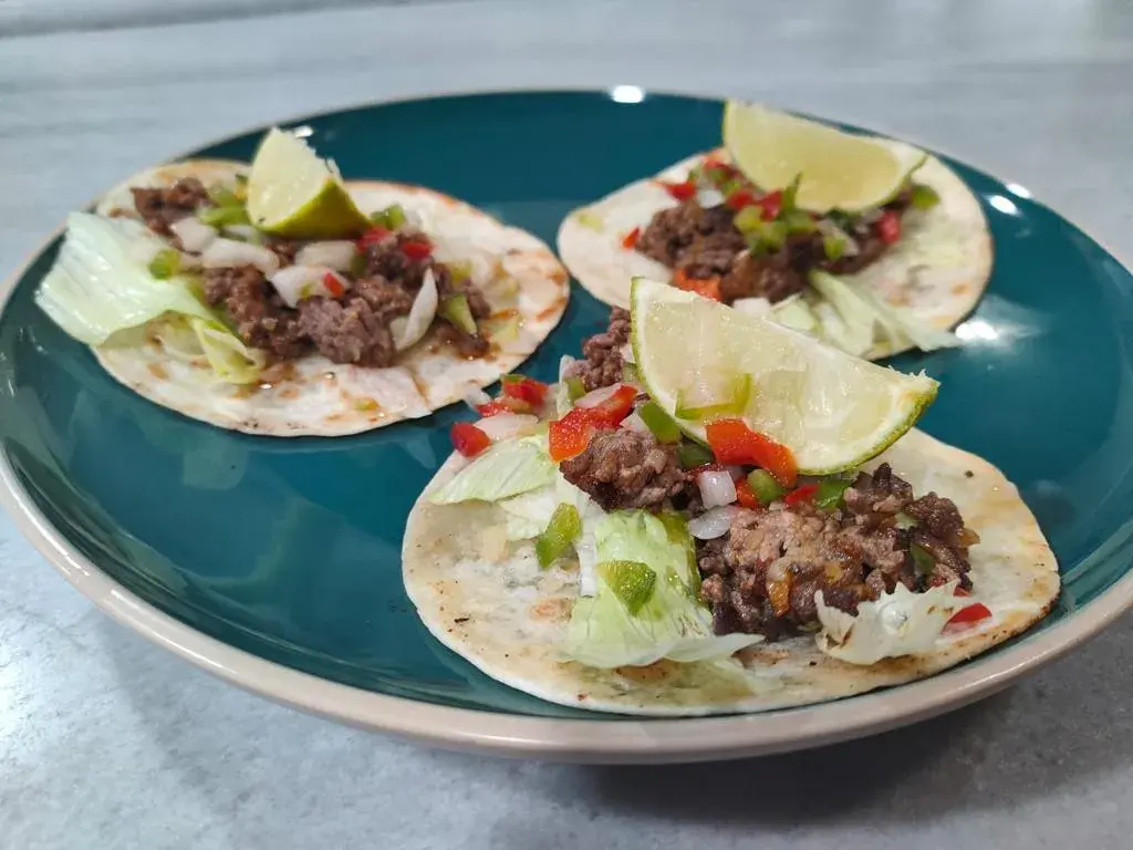 Tacos de carne 3 x Tortilla de trigo, carne, pico de gallo y lima