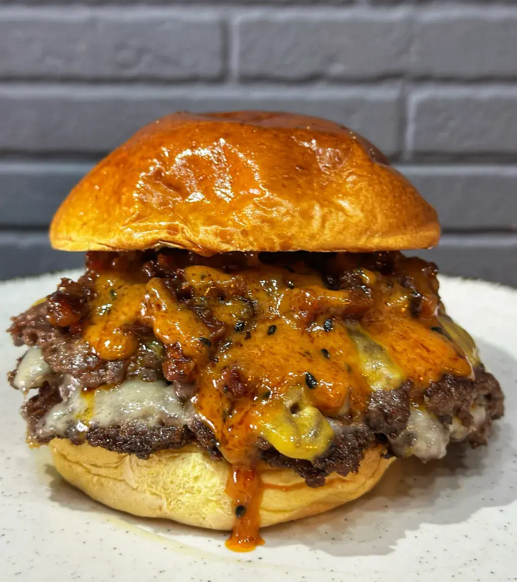 Junio ☀️ 🍞Pan Brioche
🥩Carne Madurada, medallón o tipo smash 
🧀Queso Cheddar y Monterrey 
🥓Mermelada de Panceta 
🥫Salsa EMMY