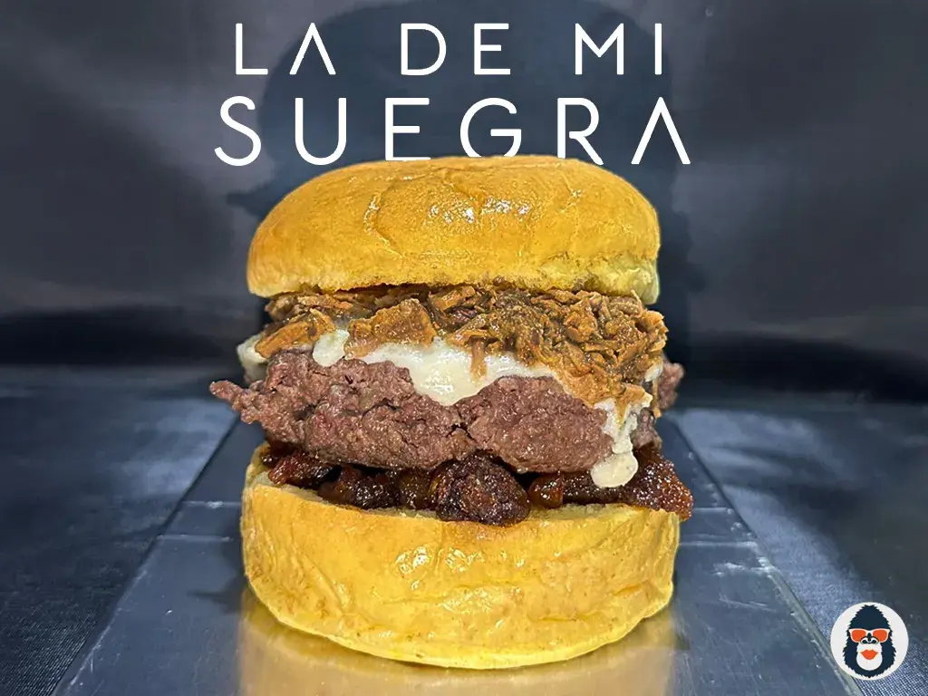 🏆 V Campeonato: LA DE MI SUEGRA 📢 ¡Nos presentamos al V Campeonato de España de Hamburguesas! 

❤️‍🔥 Pruébala, muérdela, disfrútala ❤️‍🔥

Pan Brioche de Juanito Baker
Medallón premium de vaca de origen gallego DRY AGED
Pulled pork casero estilo chicharrones (la receta secreta de nuestra suegra Mari)
Mermelada de panceta ibérica de Montesierra
Salsa de queso Payoyo

🥰 ¡Made with love! 🥰