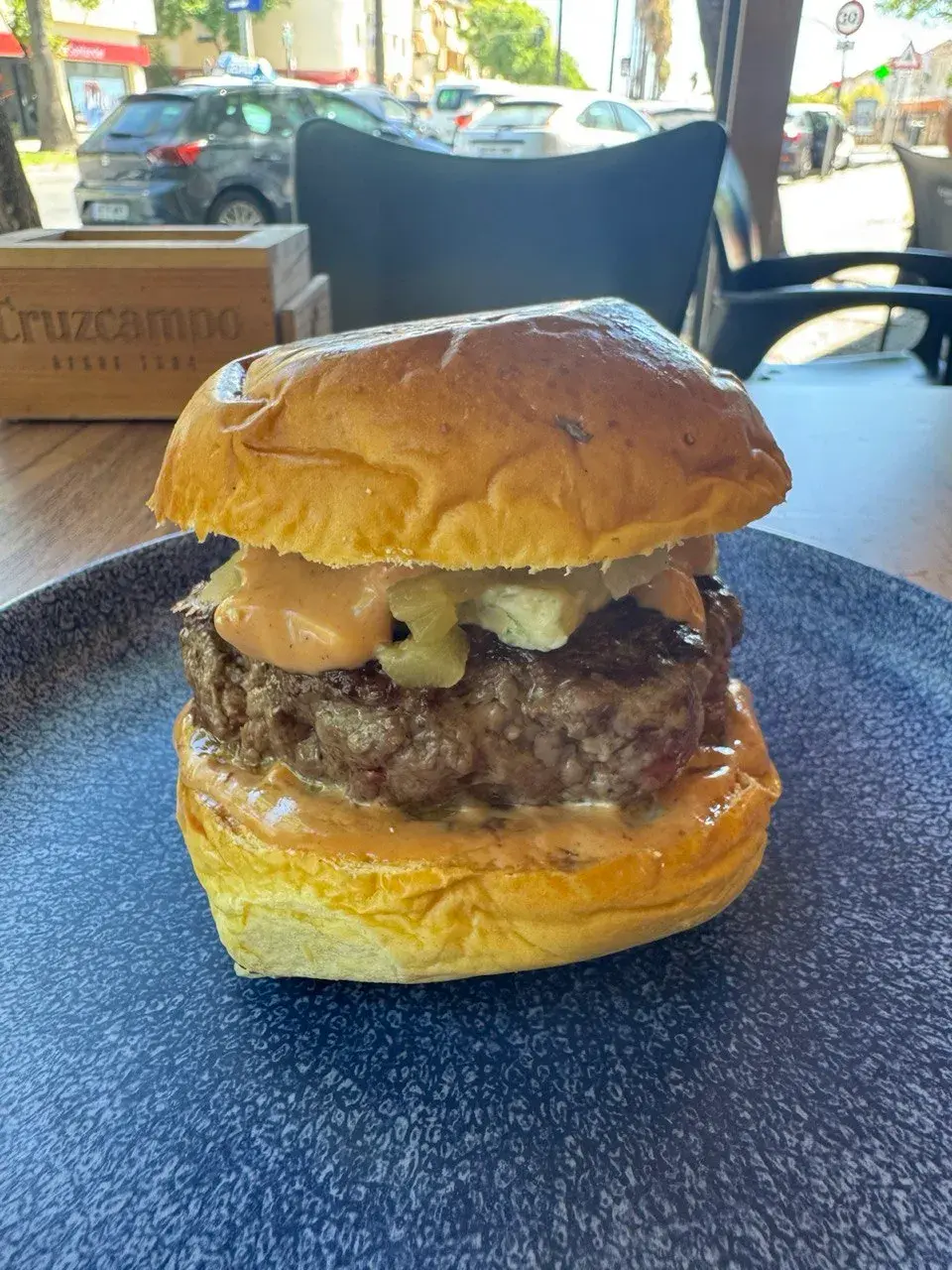 Septiembre 🍍 🍞 Pan brioche
🥩 Medallón carne madurada o smash 
🧀 Queso gorgonzola
🍍 Chutney de piña 
🥫 Salsa smash