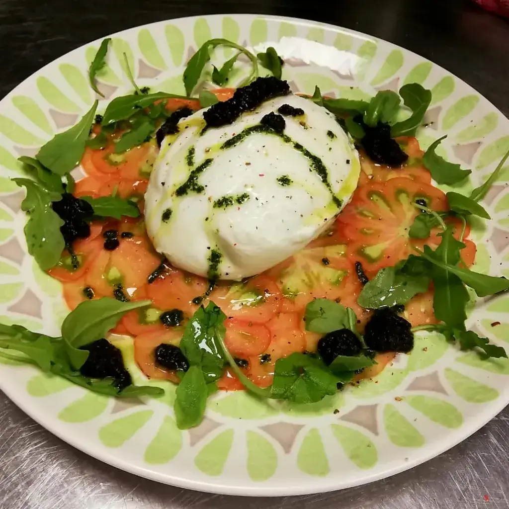 Burrata con aceite de Albahaca Carpaccio de tomate y olivada