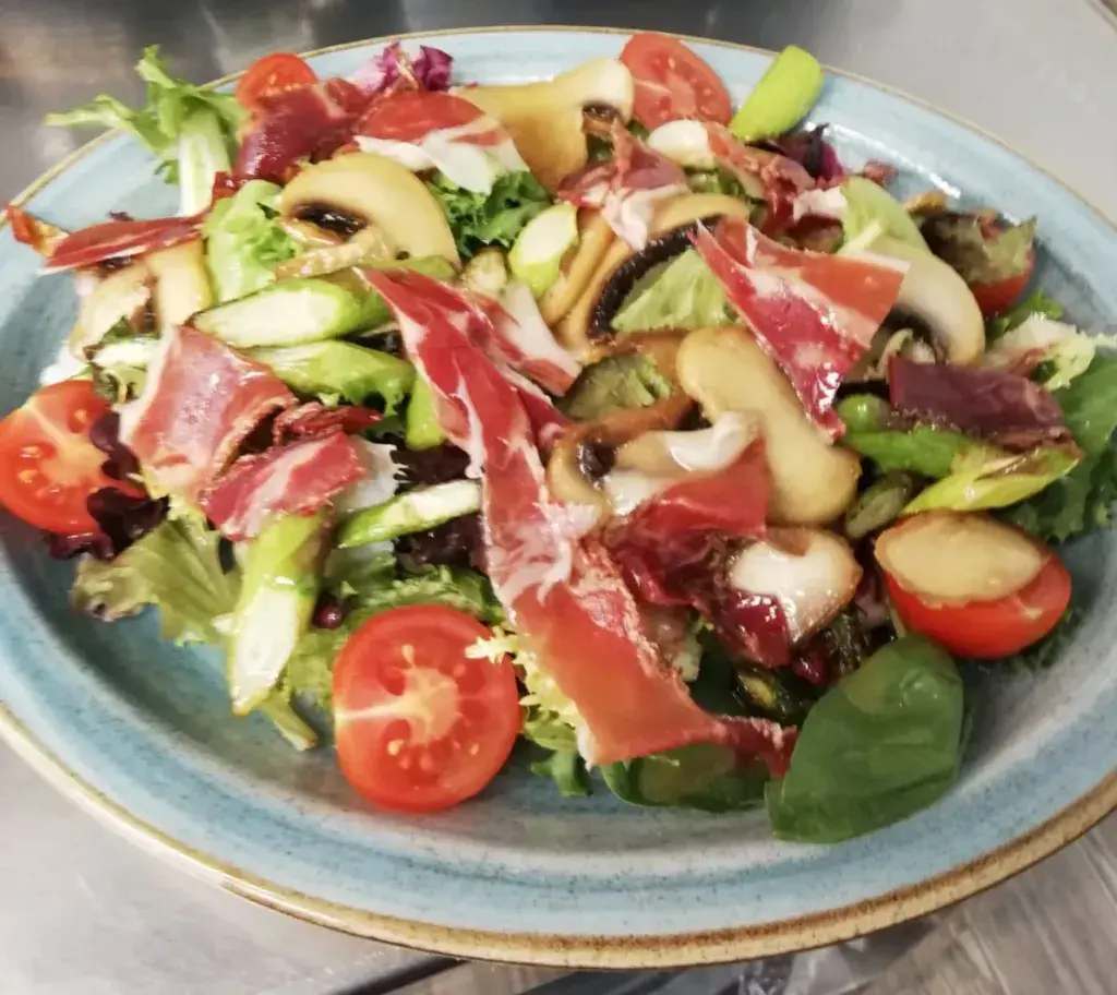 Ensalada ibérica  Espárragos, champiñon, jamón ibérico, tomate seco y su aderezo