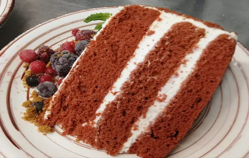 Tarta Red Velvet con frutos del bosque