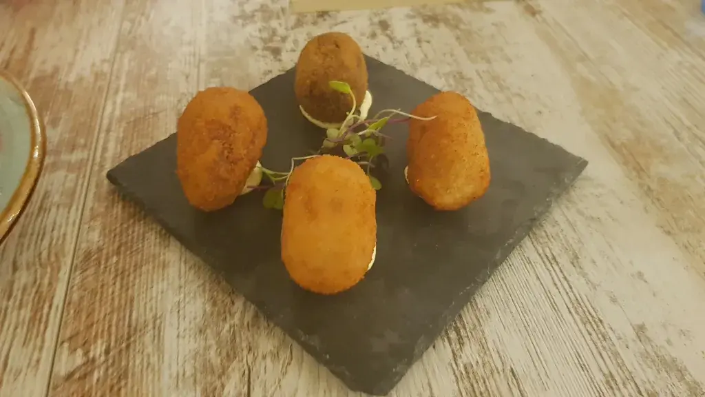 Croquetas de; jamón ibérico / sepia y gambas / boletus / carrillera.