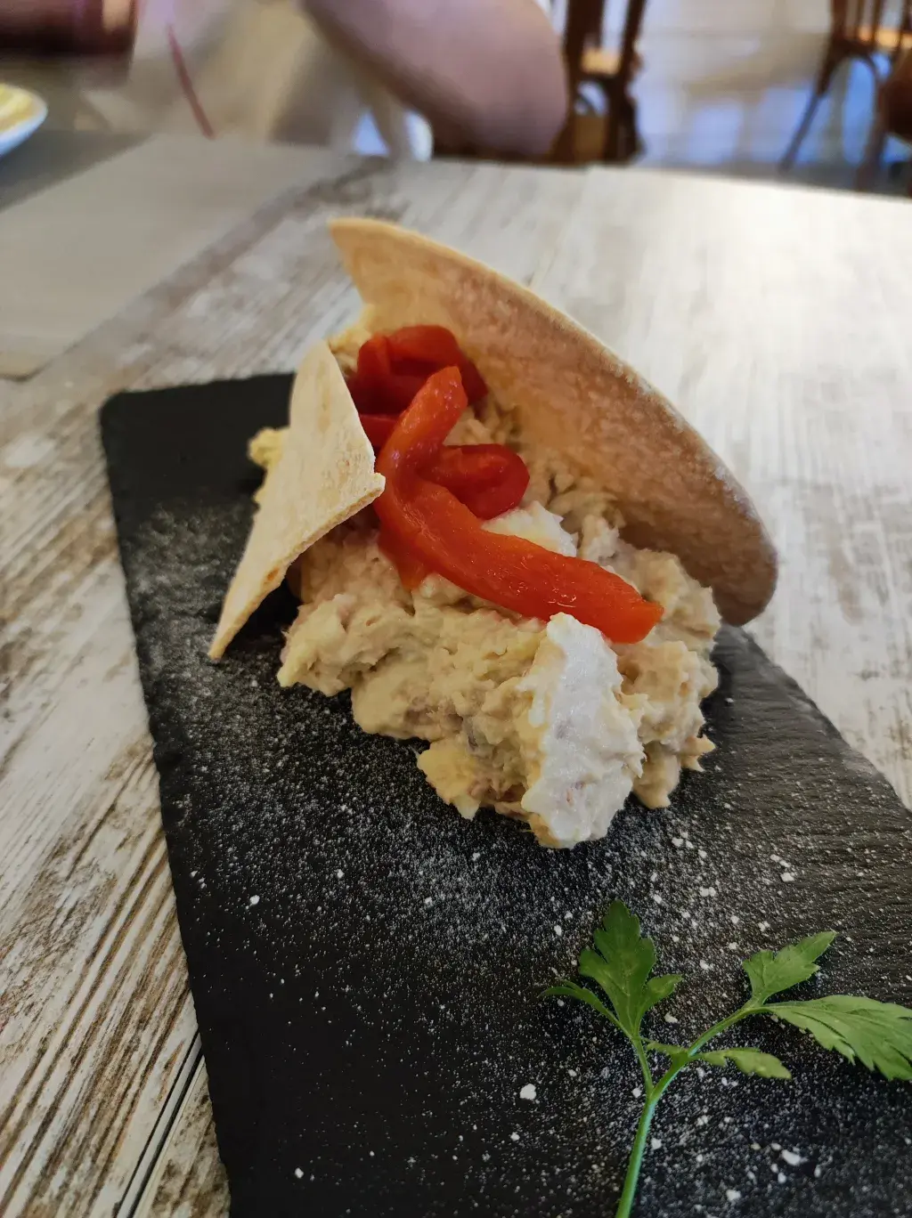 Ensaladilla rusa con su regaña