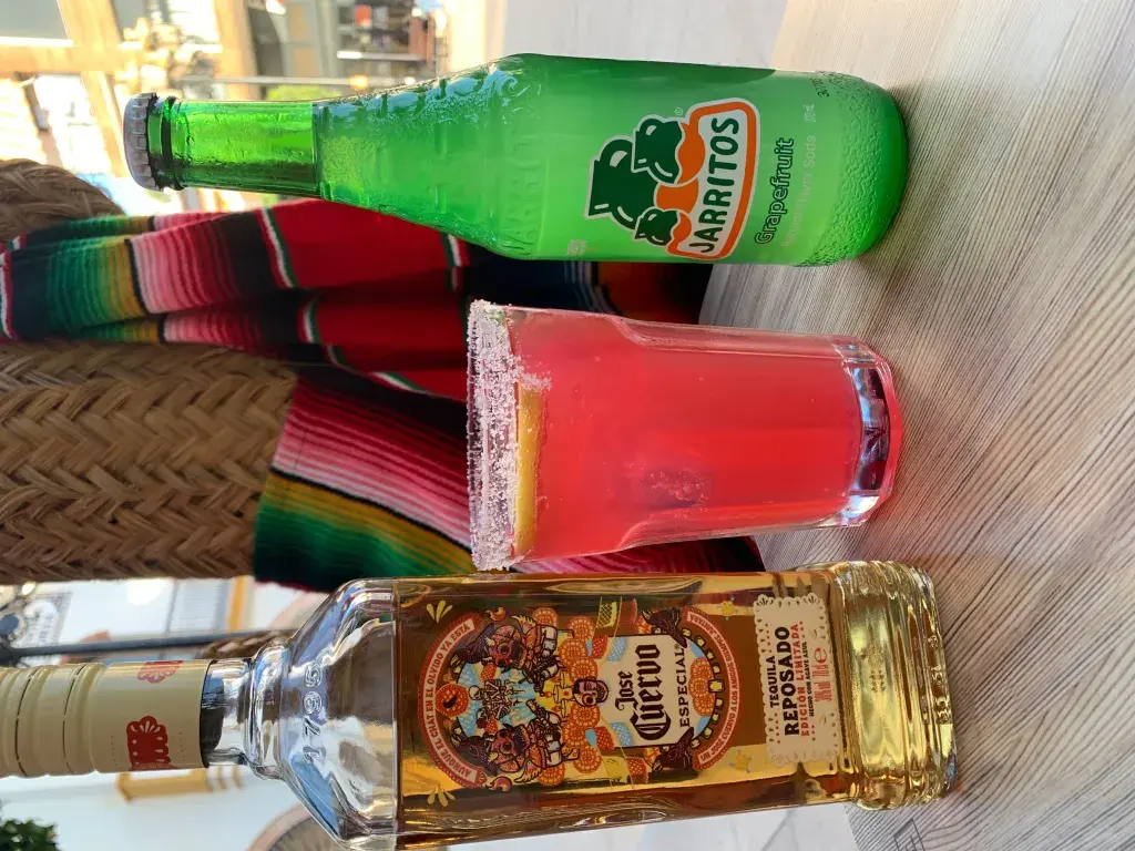 Paloma Un cóctel muy famoso en México hecho de tequila y refresco Jarritos de toronja (Pomelo), un toque de sirope, en vaso escarchado con sal.