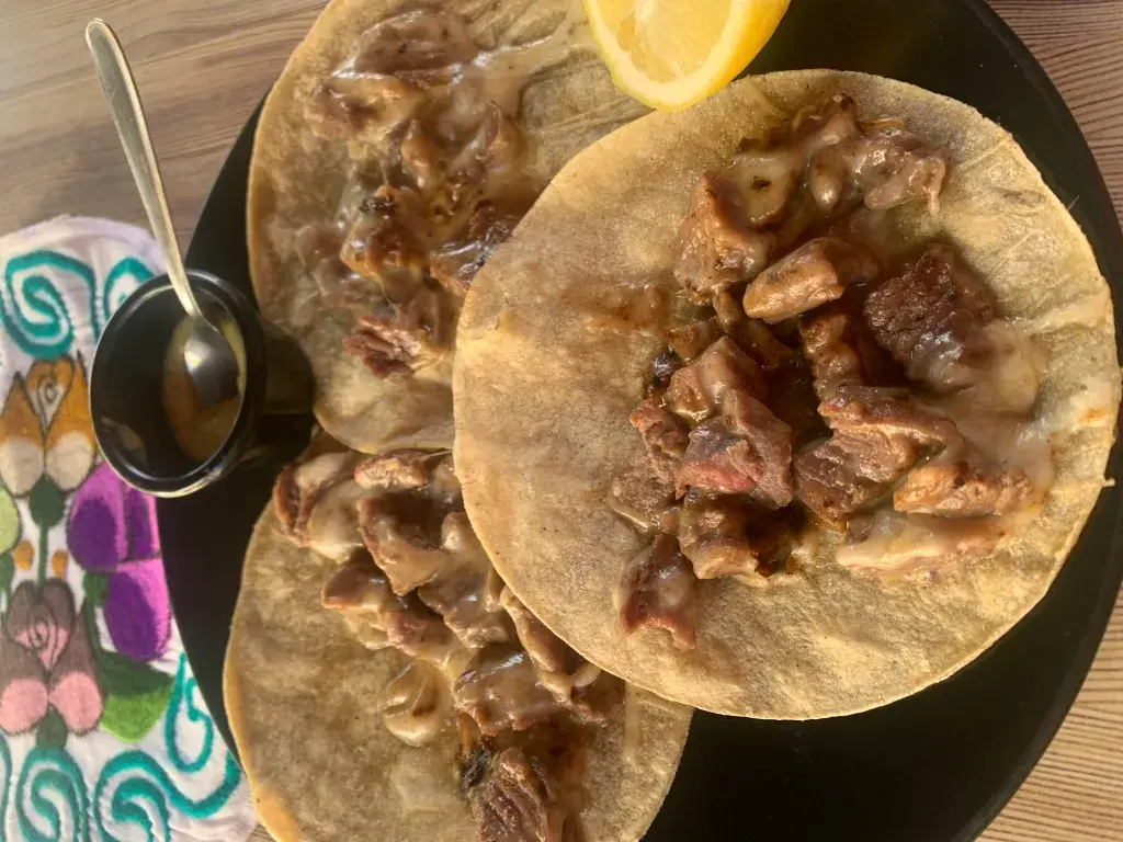 Tacos de Arrachera con Queso  3 Unidades.
En México, se le llama arrachera a un corte particular de carne de vacuno que proviene del costillar del animal. Marinada con especies secretas y mezclada con queso que logran un sabor y una textura ¡deliciosos!