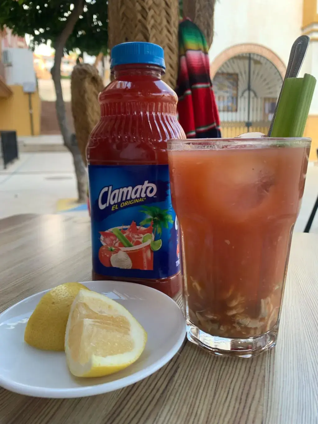 Clamatada Picante con Almejas En algunas cantinas mexicanas suele acostumbrarse el ponerle algún tipo de mariscos a las clamatadas. Aquí la preparamos con almejas blancas y un toque especial de sabor.