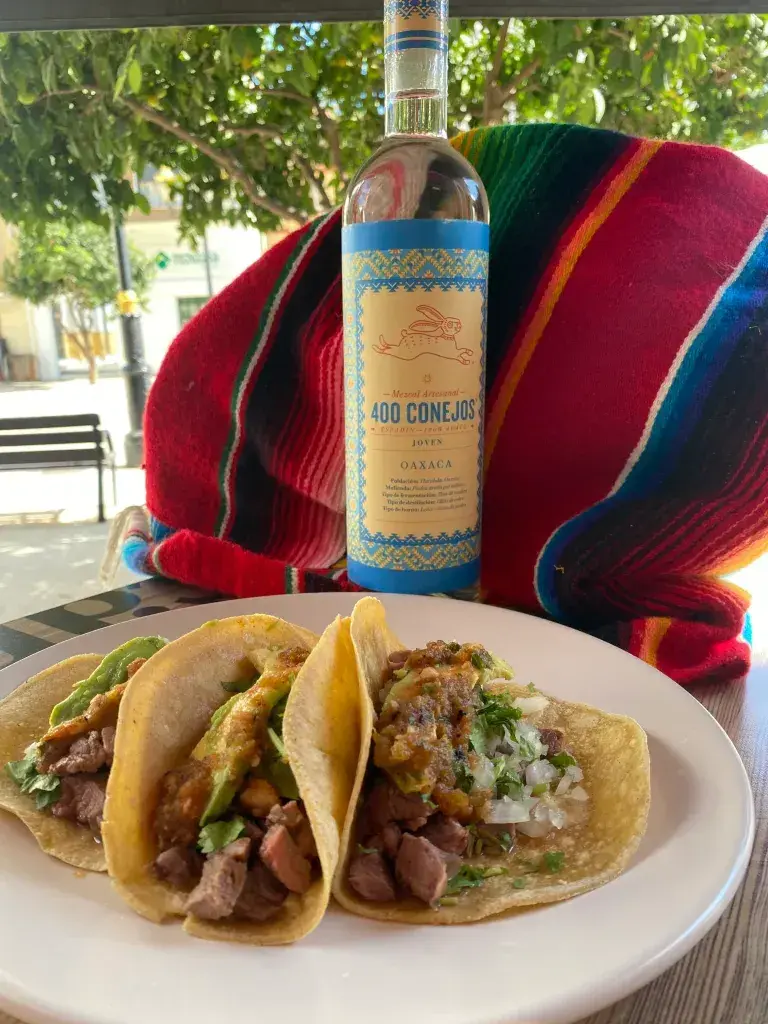 Tacos de Carne Asada Borracha Inspirados en las parrilladas del norte de México: carne marinada en cerveza, fuego, humo y sabor de cantina. Cebolla y cilantro con una sabrosa salsa.