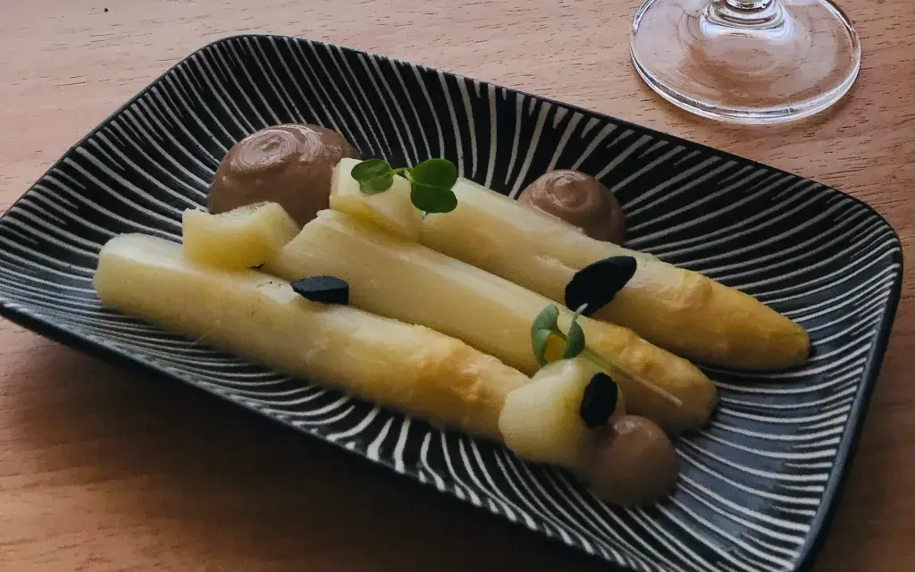 Esparragos blancos cojonudos con mayonesa de ajo negro XL asparagus