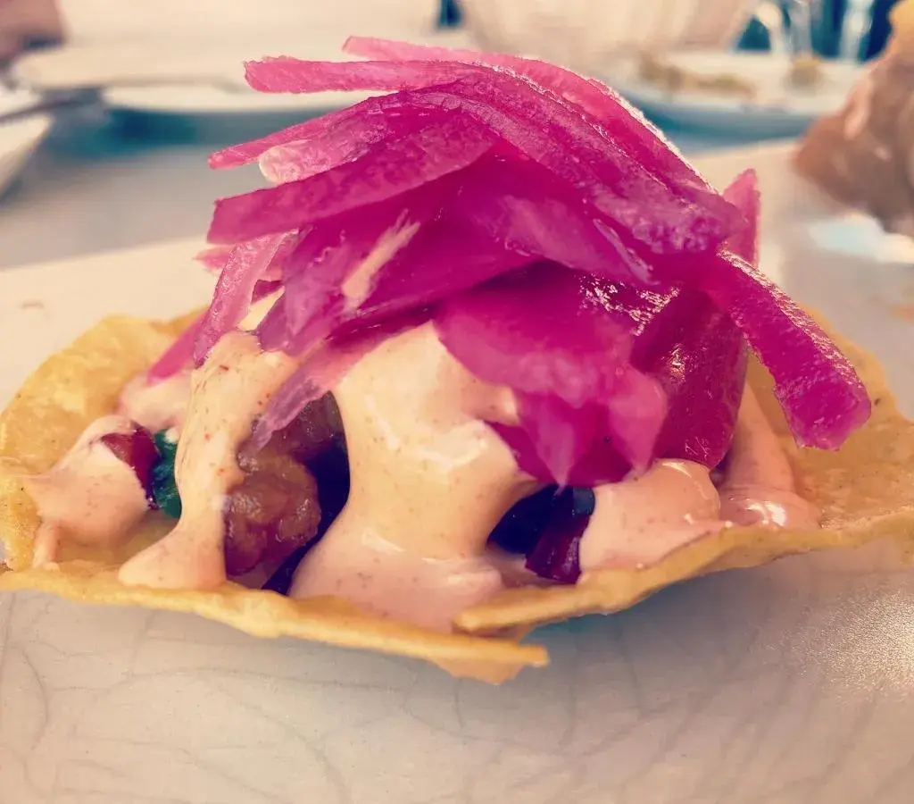 Tacos de langostinos 2x tortilla de maíz, pico de gallo, langostinos en tempura, salsa brava y cebolla encurtida