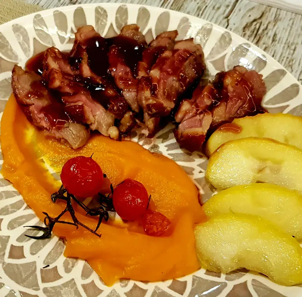 Magret de pato con salsa de Oporto, pure de boniato y gajos de manzana caramelizada.